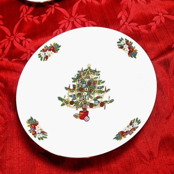 CROWN MING MISTLETOE CHINA Four 5 Piece Place Setting 2 sets available Christmas - Picture 6 of 13